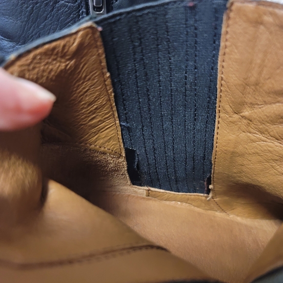 LN.  Frye Boots.  Size 8.  (576) - Picture 9 of 12